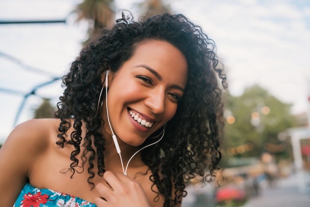 音楽を聴くアフロアメリカンの女性