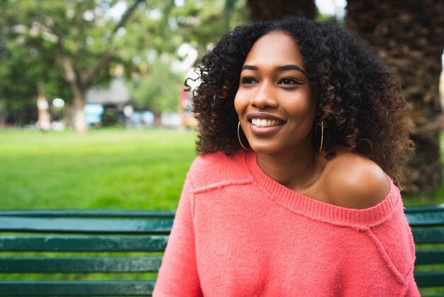 Donna afroamericana che si siede nel parco