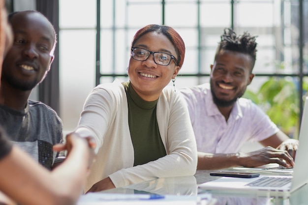 Afro-Amerikaans hr-team verwelkomt vrouwelijke sollicitant bij sollicitatiegesprek