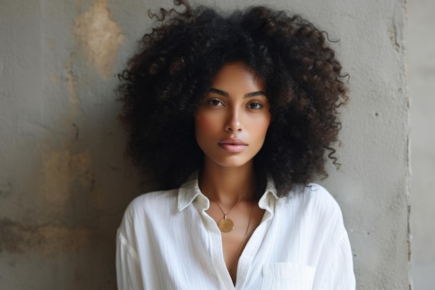 Afro-Amerikaans model met krullend mooi haar.