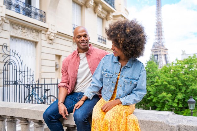 Afro-Amerikaans mooi verliefd stel dat Parijs bezoekt