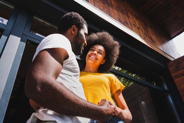 Afro-Amerikaans stel thuis in de tuin mooi zwart stel samen tijd doorbrengen?