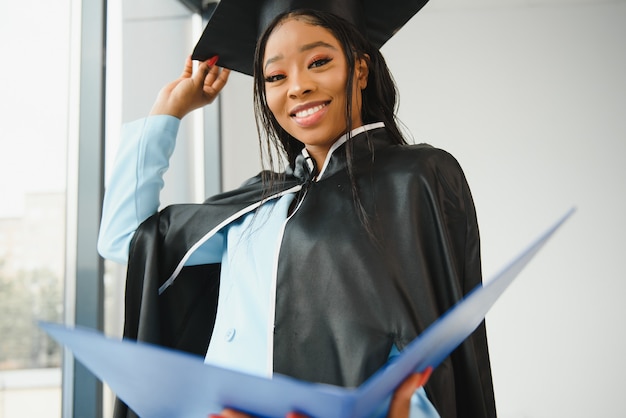 Afro-Amerikaanse afgestudeerde met diploma.