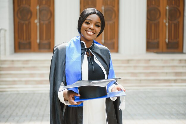 Afro-Amerikaanse afgestudeerde met diploma.