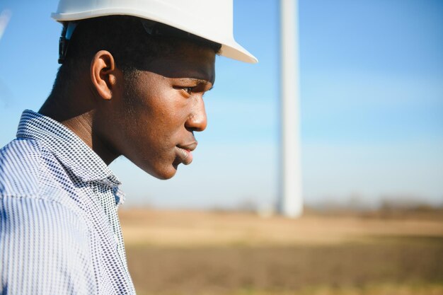 Afro-amerikaanse arbeider in een bouwhelm