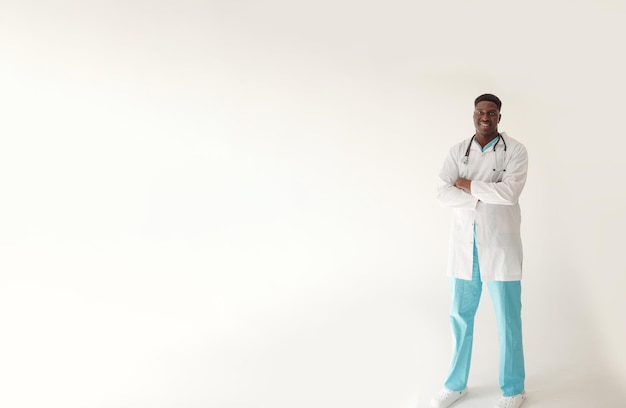 Afro-Amerikaanse arts op een witte achtergrond in volle groei