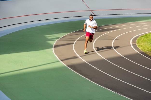 Afro-Amerikaanse atleet die op de atletiekbaan loopt