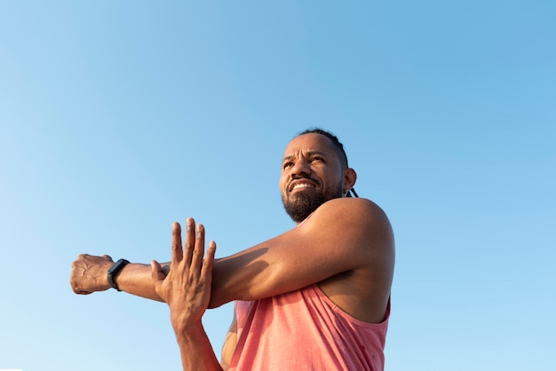 Afro-Amerikaanse atleet die zich buiten uitstrekt