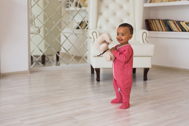 Afro-Amerikaanse babyjongen met teddybeer.