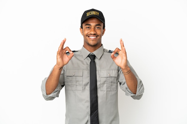 Afro-Amerikaanse beveiliging over geïsoleerde witte achtergrond met een ok-teken met vingers showing