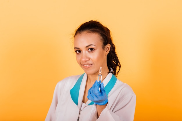 Afro-Amerikaanse dokter vrouw, masker, stethoskope, gewaad vaccin in studio