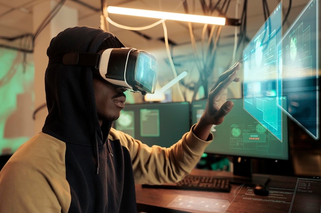 Afro-Amerikaanse hacker doorbreekt database met hologrammen en AI, gebruikt futuristische display voor hem, met virtual reality-headset