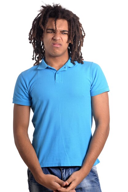 Afro-Amerikaanse jonge man in blauwe tshirt poseren op witte achtergrond