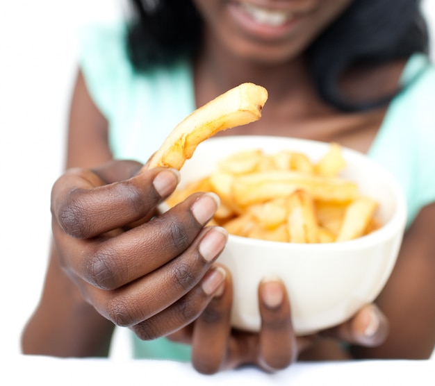 Afro-Amerikaanse jonge vrouw die gebraden gerechten eet