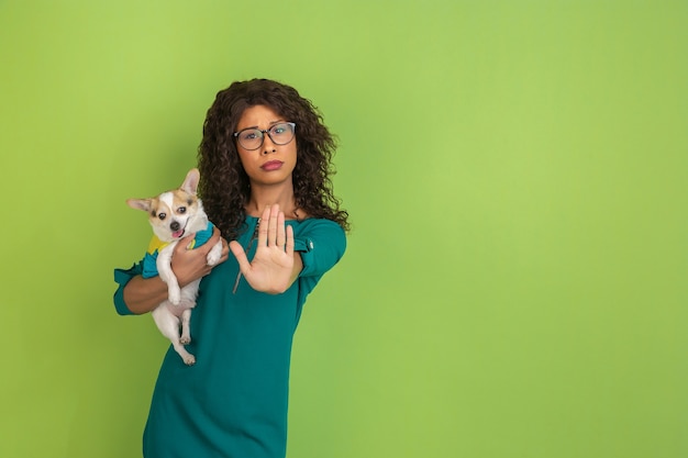 Afro-Amerikaanse jonge vrouw portret geïsoleerd op groen