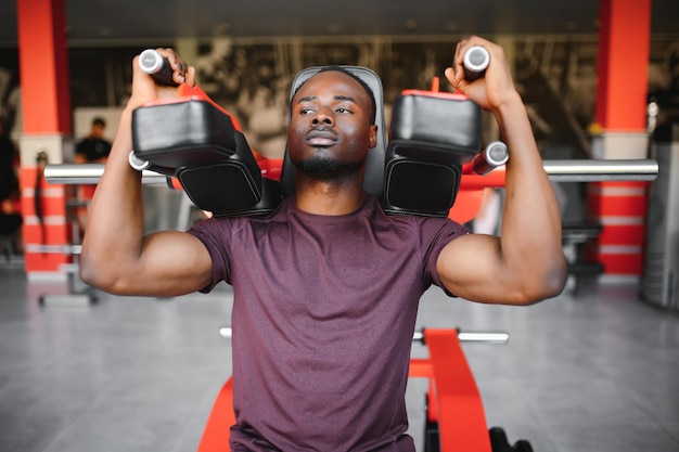 Afro-Amerikaanse jongeman doet training in de sportschool