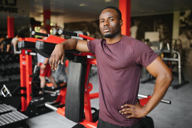 Afro-Amerikaanse jongeman doet training in de sportschool