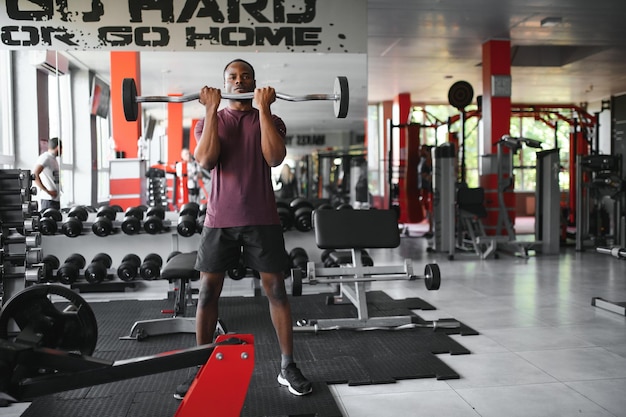 Afro-Amerikaanse jongeman doet training in de sportschool