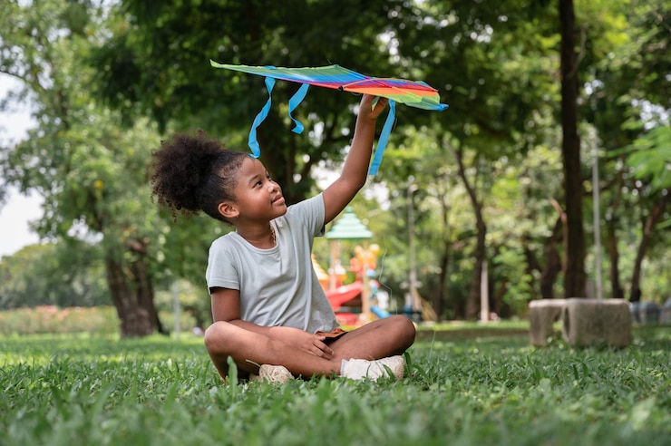 Foto afro-amerikaanse jongen meisje speelt vlieger in het park