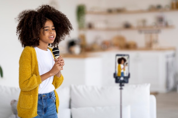 Afro-Amerikaanse jongen zingt voor de camera