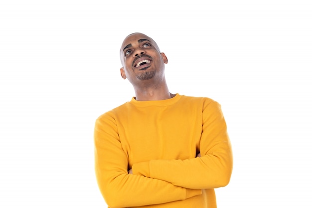 Afro-Amerikaanse kerel die een geel sweatshirt draagt