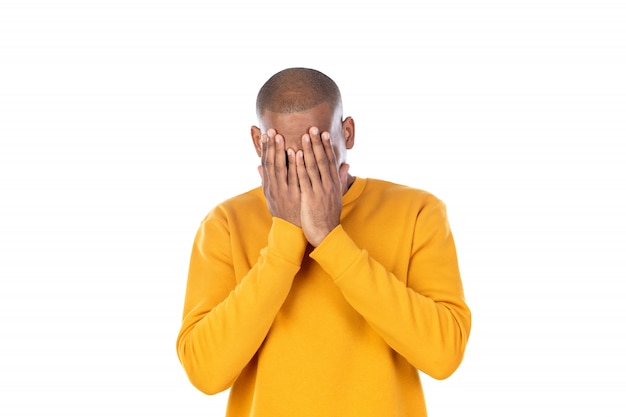 Afro-Amerikaanse kerel die een geel sweatshirt draagt