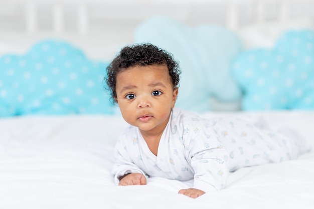 Afro-Amerikaanse kleine baby in een wieg in de slaapkamer liggend op haar buik