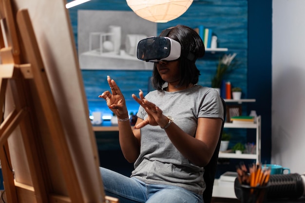 Afro-Amerikaanse kunststudent met een virtual reality-headset die aan een creatief meesterwerk werkt en zich een vaasillustratie voorstelt voordat hij op canvas tekent voor een tekenles. Concept van schetsinspiratie