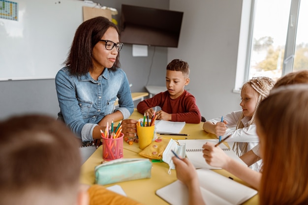 Afro-Amerikaanse leraar tijdens de les met leerlingen in de klas