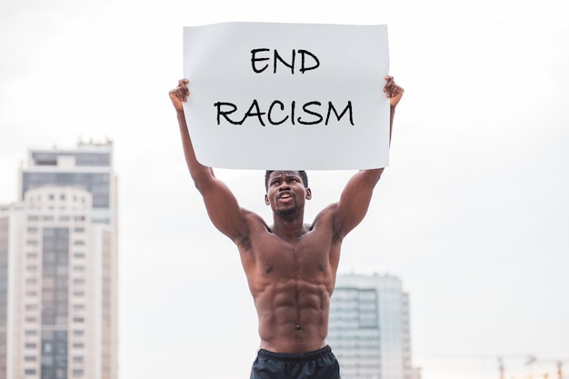 Afro-Amerikaanse man die een poster vasthoudt en schreeuwt uit protest maakt een einde aan racisme