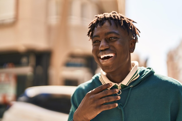 Foto afro-amerikaanse man die lacht zelfverzekerd spreken op straat