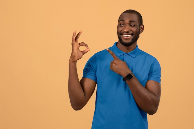 Foto afro-amerikaanse man doet het ok-teken