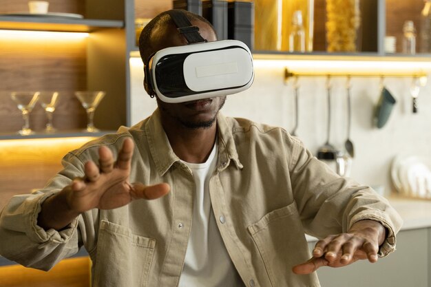 Afro-Amerikaanse man ervaart virtual reality-technologie