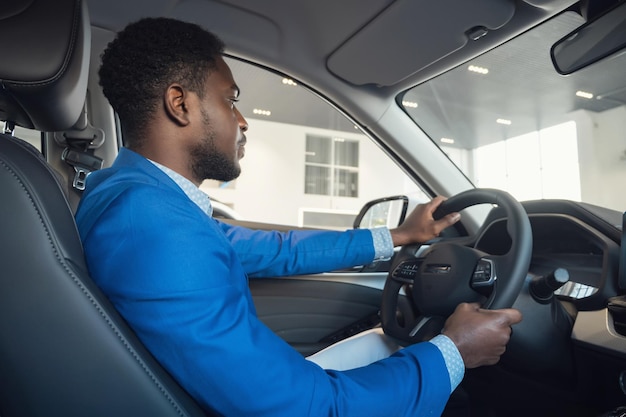 Afro-amerikaanse man geniet van aankoop en bereidt zich voor om te rijden