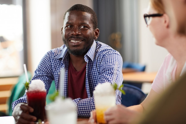 Afro-Amerikaanse man genieten van drankjes met vrienden