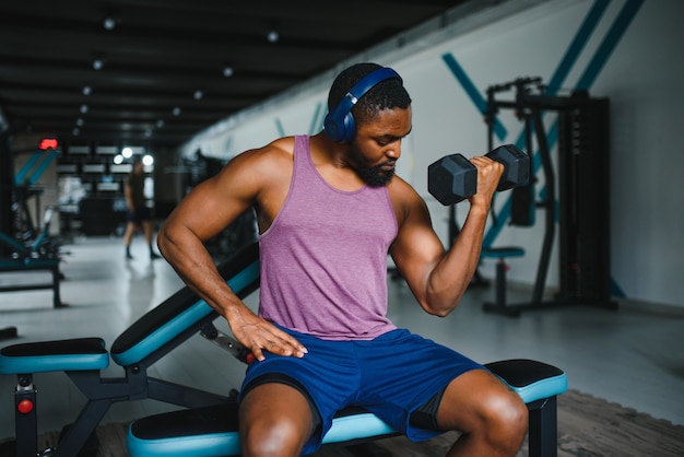 Afro-Amerikaanse man in de sportschool