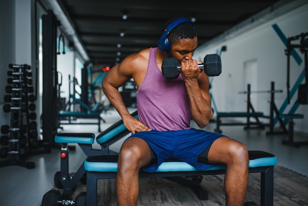 Afro-Amerikaanse man in de sportschool