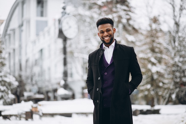 Afro-Amerikaanse man in de winter buitenshuis