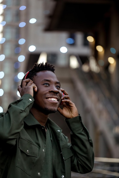 Afro-Amerikaanse man in draadloze koptelefoon luisteren naar muziek