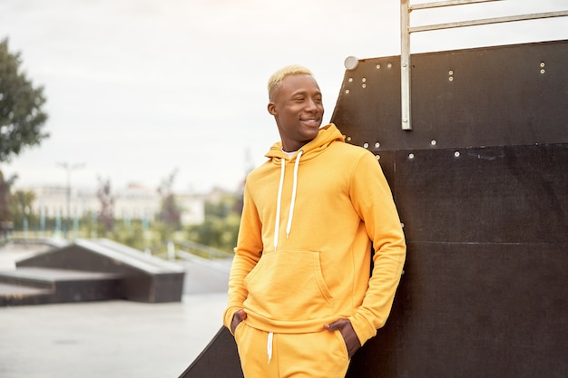 Afro-Amerikaanse man in gele hoodie buiten