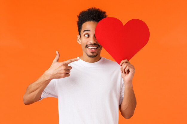 Afro-Amerikaanse man in het witte hart van de t-shirtholding