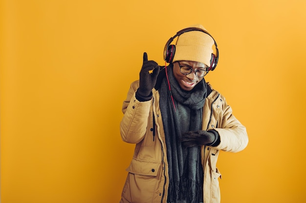 Afro-Amerikaanse man in koptelefoon luisteren naar muziek