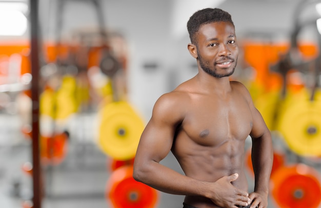 Afro-amerikaanse man in sportschool