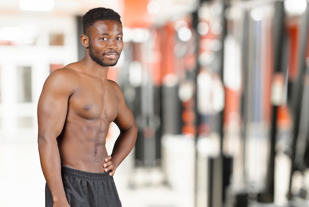 Afro-Amerikaanse man in sportschool