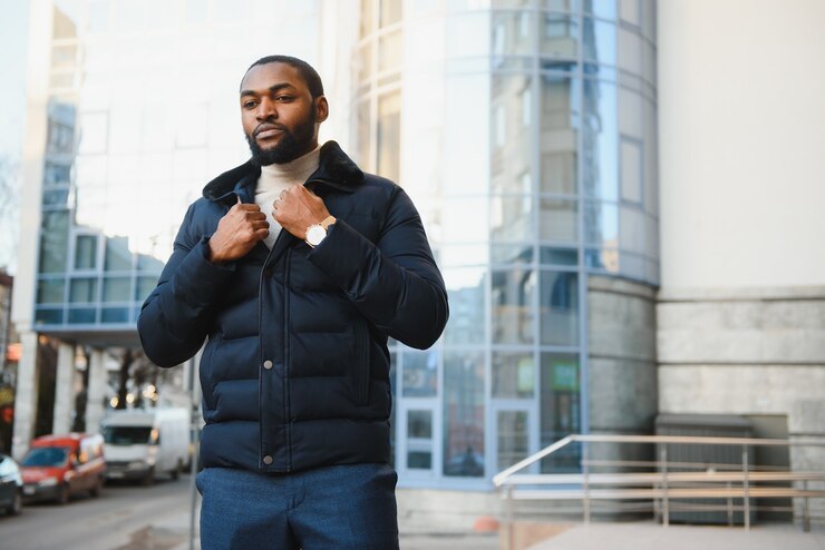 Foto afro-amerikaanse man in stijlvolle nieuwe kleren op straat