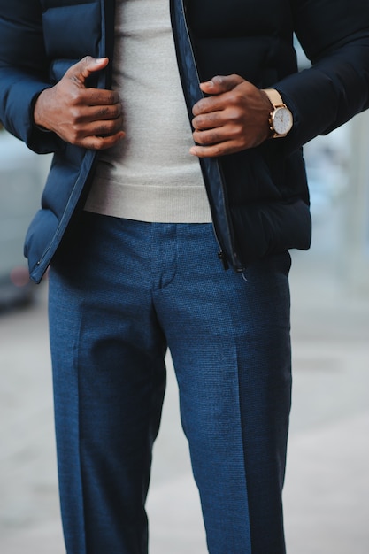 Afro-Amerikaanse man in stijlvolle nieuwe kleren op straat