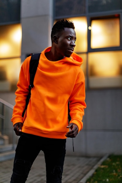 Afro-Amerikaanse man in stijlvolle oranje hoodie