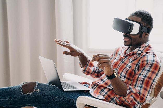 Afro-Amerikaanse man in virtual reality-bril bekijk online aankoop bij laptop Tech ecommerce