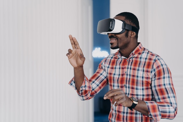 Afro-Amerikaanse man in virtual reality-bril testaankoop in online winkel E-commerce cyberspace