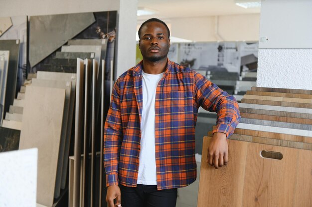 Afro-Amerikaanse man kiest tegels op de bouwmarkt